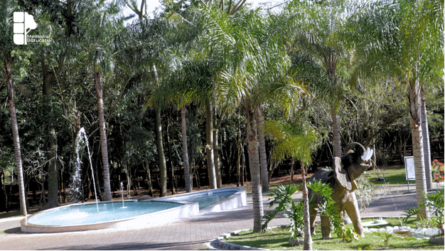Vista ampla da entrada do Parque Memorial Botucatu com jardim, lago e recepção moderna